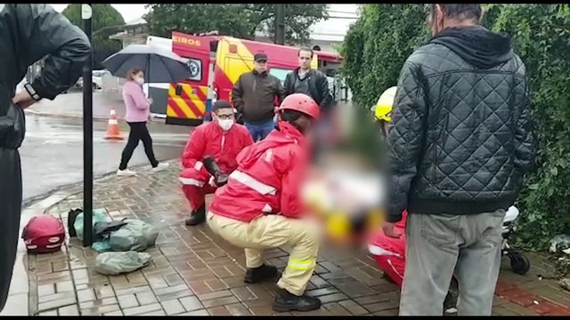 Jovem sofre suspeita de fratura após colisão no Centro