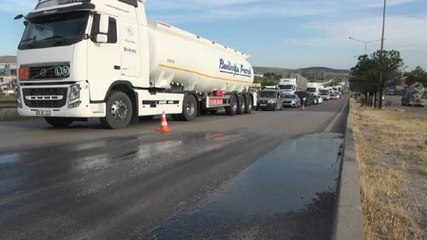 TANKERDEN DÖKÜLEN ZİFT NEDENİYLE ARAÇLAR HAREKET EDEMEDİ, TRAFİK KİLİTLENDİ