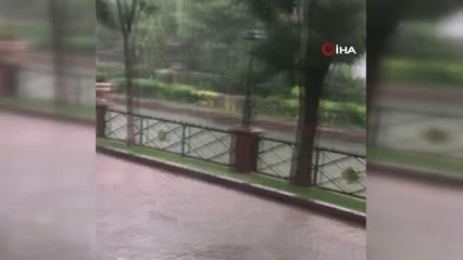 Sağanak yağış ve dolu kent merkezinde hayatı felç etti