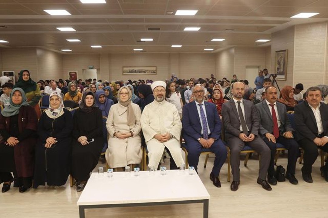 Diyanet İşleri Başkanı Erbaş, görme engelli hafızlık öğrencilerinin yıl sonu etkinliğine katıldı