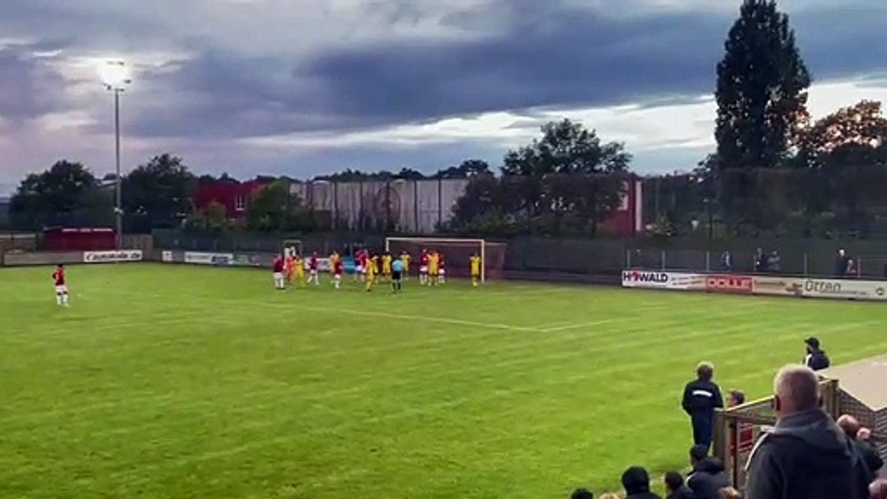 Das 3:1 der Kickers Emden in der Nachspielzeit unter kollektivem Jubel!