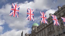 الشوارع تتزين بأعلام بريطانيا احتفالا بالذكرى السبعين لتولي الملكة اليزابيث العرش