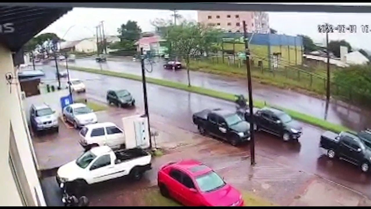 Colisão traseira envolvendo três carros foi registrada na Avenida Rocha Pombo
