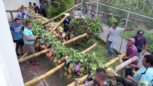 Salvadoreños celebran cosecha de frutas y rinden tributo a la Cruz