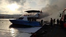Balat’ta sahile demirleyen tekne yandı