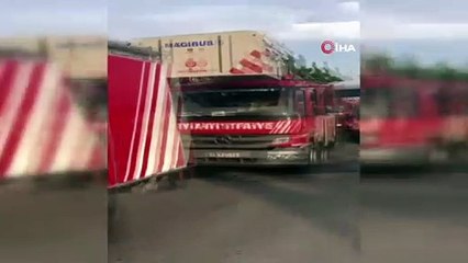 Sahilde demirleyen tekne alevler içerisinde kaldı! İçinde uyuyan karı koca…