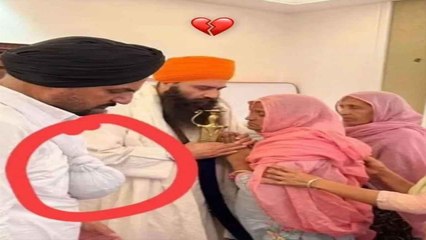 Sidhu Moosewala के पिता ने बेटे की अस्थियां बांधी सीने पर, Fans नहीं रोक पाए अपने आंसू | FilmiBeat