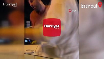 Trafikte dehşet kamerada: Camdan sarkıp vuramayınca, otomobilden inip saldırdı