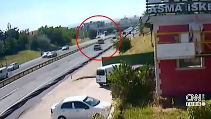 Otomobil takla atarak durağa daldı: 2 ölü