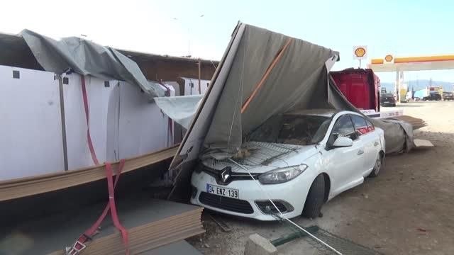 AFYONKARAHİSAR - Tırın otomobilin üzerine devrilmesi sonucu 5 kişi yaralandı