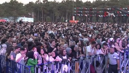 Ümraniye'de liseli gençler mezuniyet coşkusunu Serdar Ortaç'la yaşadı