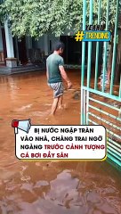 Bị nước ngập tràn vào nhà chàng trai ngỡ ngàng trước cảnh tượng cá bơi đầy sân