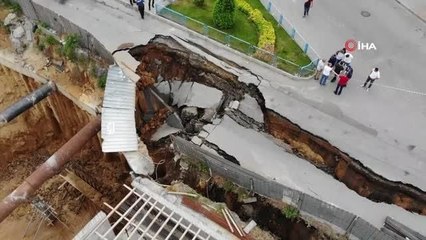 Sultangazi'de inşaat alanı yanındaki yol çöktü