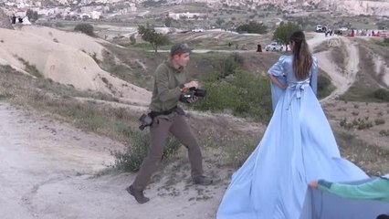 Kapadokya'da yaşayan Ukraynalı fotoğrafçı turistlerin mutlu anlarını ölümsüzleştiriyor