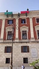 Trapani, il tricolore sul Palazzo della Prefettura