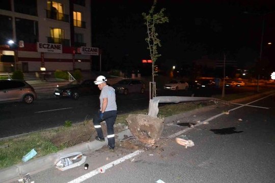 Çorlu'da hayrete düşüren kaza: Çarptığı direği yerinden çıkardı, aracını üzerinden kurtarıp kaçtı