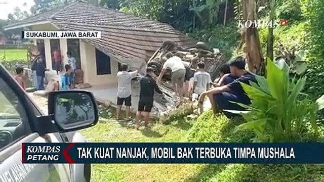Kelebihan Muatan Hingga Tak Kuat Menanjak, Mobil Pikap Terperosok Timpa Atap Mushala di Sukabumi