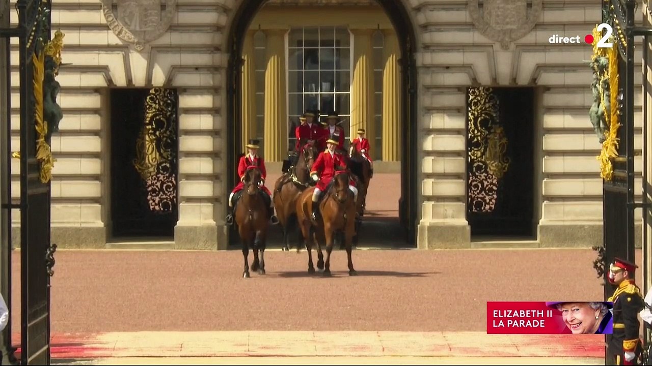 Une jeune cavalière a eu du mal à garder son cheval droit, juste avant la calèche officielle de Kate Middleton et de ses enfants.