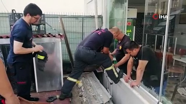 İki bina arasında mahsur kalan kediye itfaiyeden kurtarma operasyonu