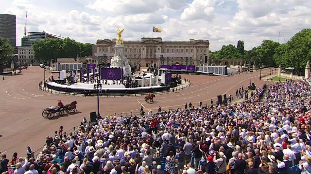 Queen appears on balcony for Jubilee celebrations