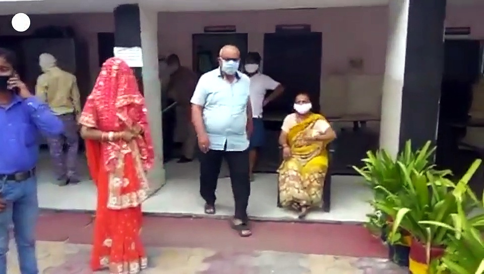 സാധനം വാങ്ങാൻ കടയിലയച്ചു; തിരിച്ചുവന്നത് ഭാര്യയുമായി