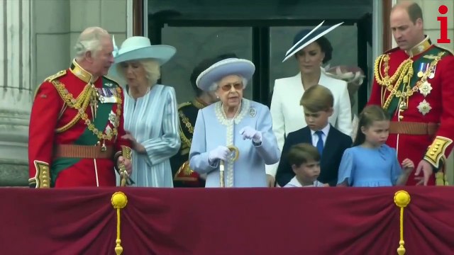 The royals step onto the balcony to watch the Platinum Jubilee RAF flypast
