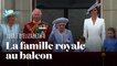 Elizabeth II et la famille royale saluent la foule depuis le balcon de Buckingham Palace