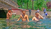 Sıcaklık 37 dereceyi aştı, çocuklar süs havuzlarında serinledi