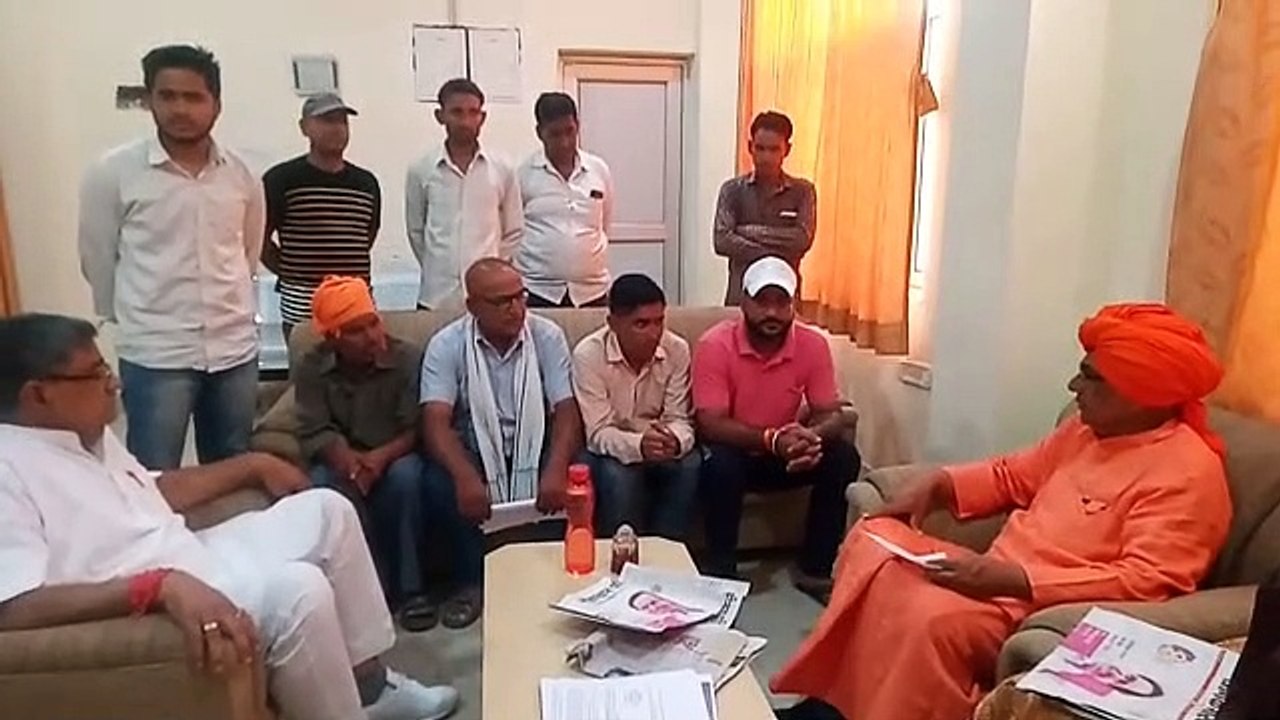 सरपंच की शह पर धार्मिक स्थल के कब्जे का आरोप, धरने पर बैठे ग्रामीण