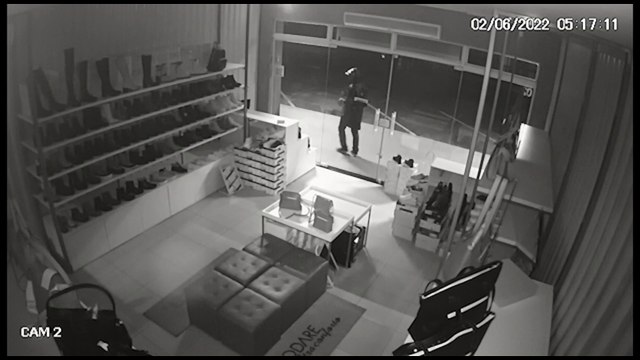 Ladrões invadem loja de calçados durante a madrugada