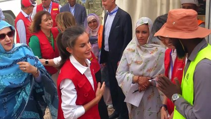 La reina Letizia visita los huertos del desierto en plena tormenta de arena