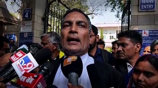 നിര്‍ഭയ കേസില്‍ പ്രതിഭാഗം വക്കീലായെത്തി; വിധി നടപ്പാകുമ്പോള്‍ ചെരിപ്പടിയേറ്റ് വാങ്ങി അഭിഭാഷകൻ