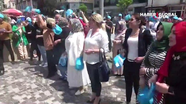 Bolu Belediye Başkanı Tanju Özcan kendisini protesto edenlere dans ederek karşılık verdi