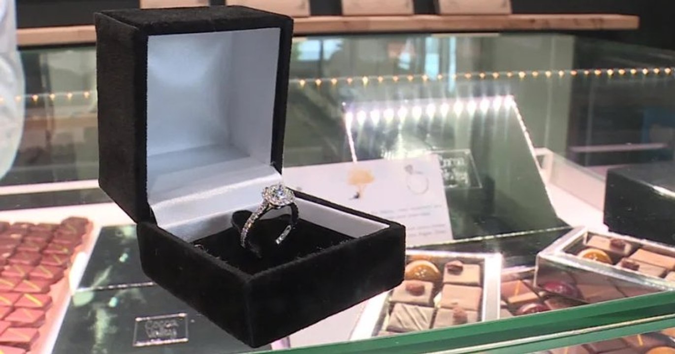 Elle achète une boîte de chocolat et gagne une bague en diamant, son compagnon la demande en mariage