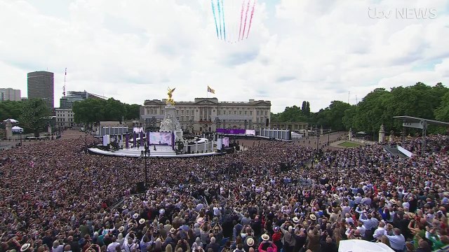 Jubilé de platine d’Elizabeth II au Royaume-Uni: Regardez la reine et la famille royale assister depuis le palais de Buckingham au survol aérien de la Royal Air Force - VIDEO