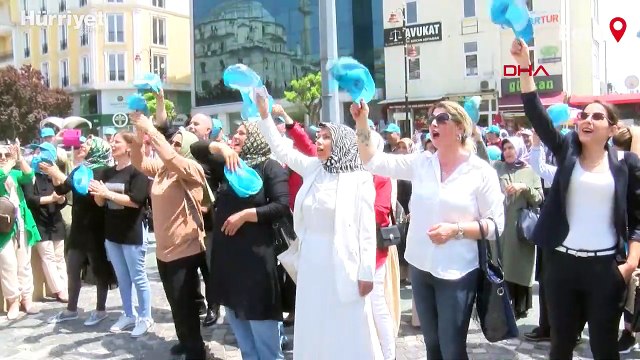 Bolu Belediye Başkanı Tanju Özcan, kendisini protesto edenlere dans ederek karşılık verdi!