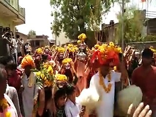 下载视频: Kalash Yatra: मूर्ति प्राण प्रतिष्ठा पर निकाली कलश यात्रा, भजनों पर नाचते रहे श्रद्धालु-video