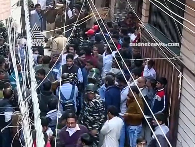 ഒരു കുടുംബത്തിലെ അഞ്ച് പേര്‍ മരിച്ച നിലയില്‍; അഞ്ച് ദിവസത്തോളം പഴക്കമുള്ള മൃതദേഹങ്ങള്‍ കണ്ടെത്തി