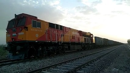 Video: कंकरीट में फंसी ट्रैक्टर ट्रोली, 20 मिनट खड़ी रही मालगाड़ी