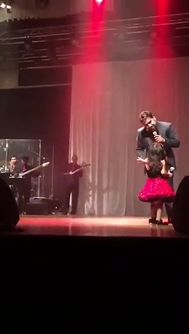 ആദ്യമൊരു പാട്ട്, പിന്നെ സ്റ്റേജില്‍ കറങ്ങിനടന്ന് ഡാന്‍സും; മൂന്നുവയസ്സുകാരിയുടെ ക്യൂട്ട് പെര്‍ഫോമന്‍സ്, വൈറല്‍