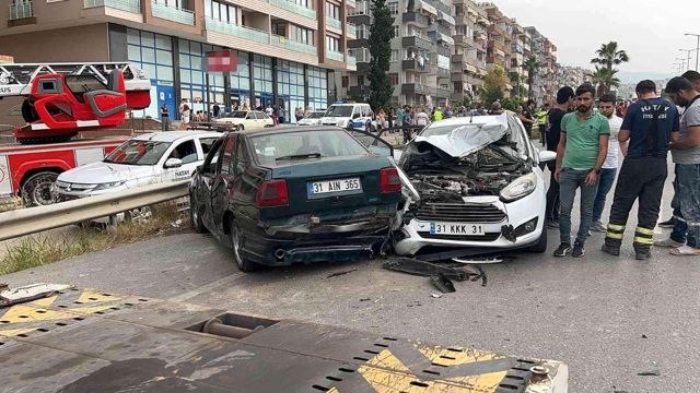 İntihar girişimini izlerken 5 araç kaza yaptı: 5 kişi yaralandı