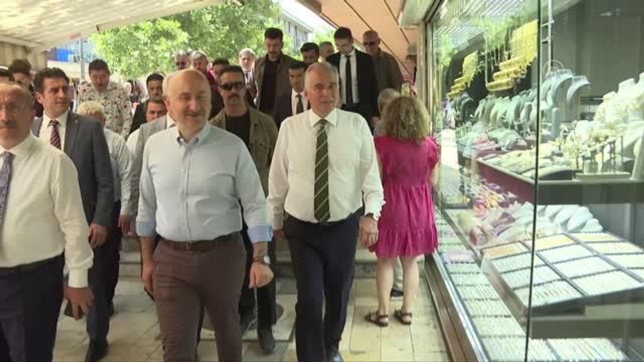 Ulaştırma ve Altyapı Bakanı Adil Karaismailoğlu, esnaf ziyaretlerinde bulundu