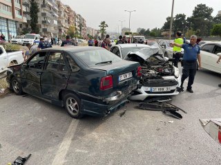 İntihar girişimini izlemek isteyen sürücülerin karıştığı kazada 4 kişi yaralandı