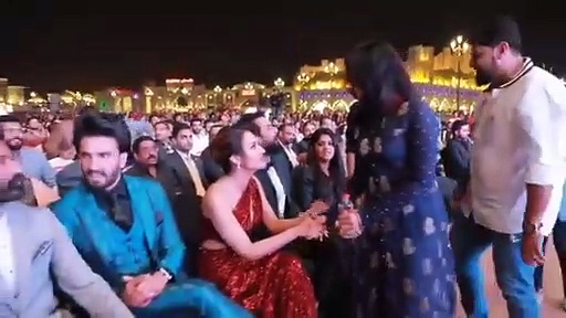 മലയാളത്തിന്റെ ലേഡി സൂപ്പര്‍സ്റ്റാറിനെ കണ്ടതോടെ എണീറ്റ് നിന്ന് കൈകൊടുത്ത് രണ്‍വീറും ധനുഷും; വീഡിയോ