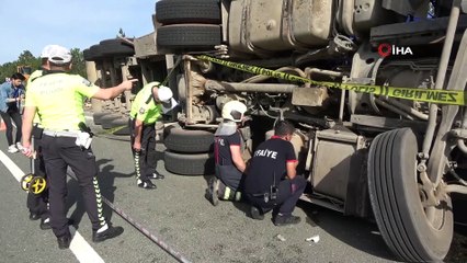 Bariyerlere ok gibi saplanan tırın altında hayatını kaybetti