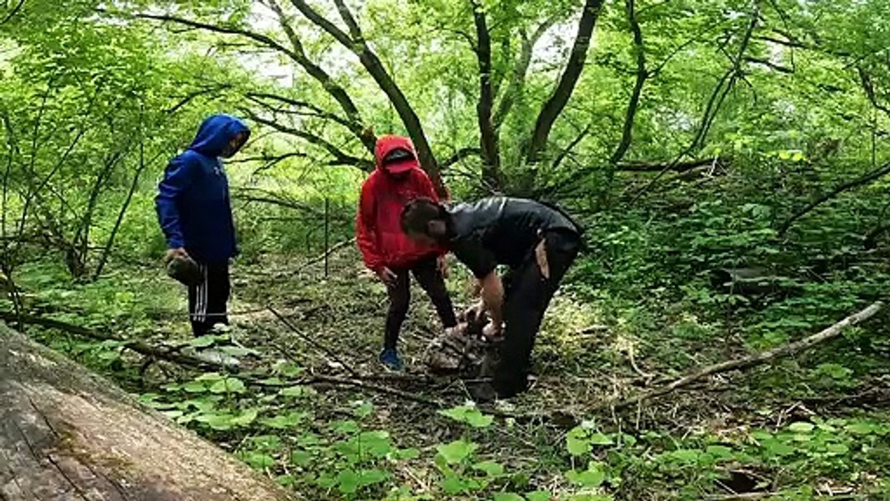 Il passe une nuit dans une cabane en forêt en p...