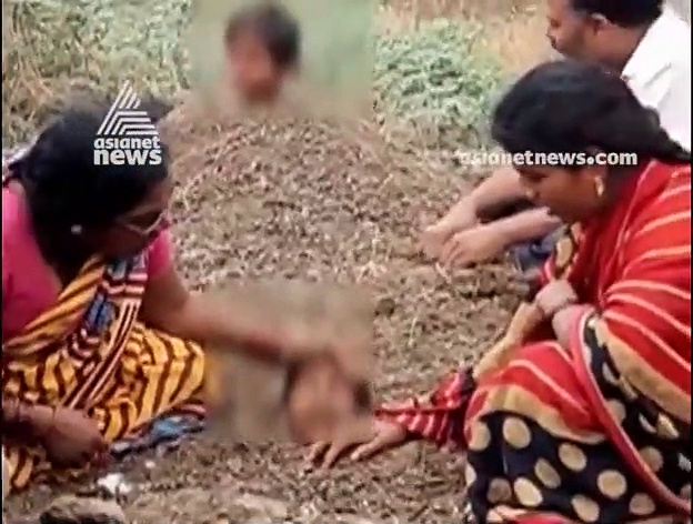 ഗ്രഹണസമയത്ത് കാസര്‍കോട്ട് റോഡില്‍ സൂര്യനെ വിഴുങ്ങുന്ന പാമ്പിനെ തല്ലിക്കൊന്ന് നാട്ടുകാര്‍