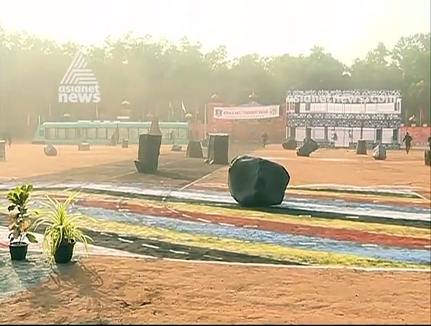 ആദ്യം ഭീതി, പിന്നെ കയ്യടി; സിനിമയെ വെല്ലുന്ന 'തണ്ടര്‍ബോള്‍ട്ട് ആക്ഷന്‍' രംഗങ്ങള്‍ ലൈവായി കണ്ട് ജനം