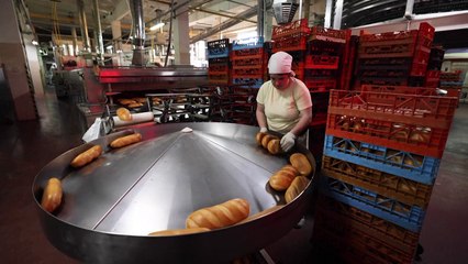 في كييف... معركة الخبز تحت القصف الروسي