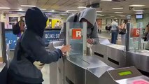 Un grupo de radicales manipula los tornos de la estación de Renfe en Plaza Catalunya